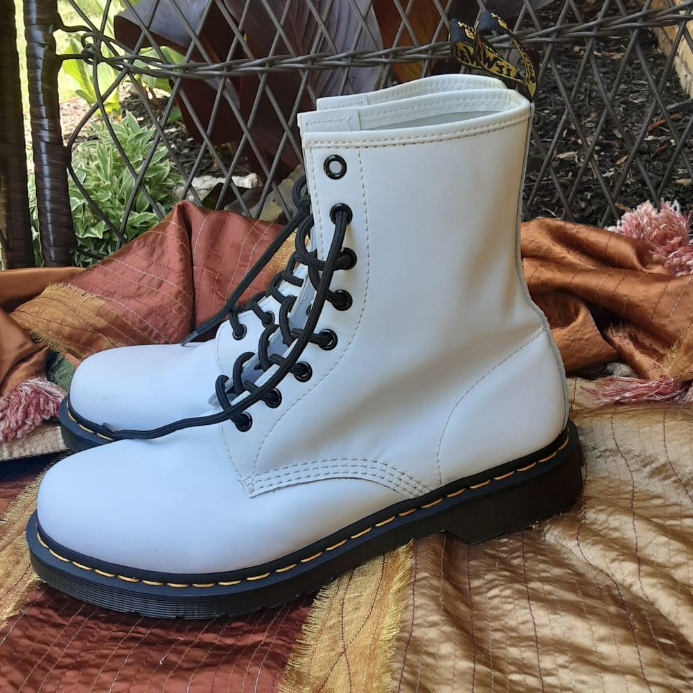 Dr. Martens 1460 White Leather 8-Eye Lace Up Combat Boot Size 10.